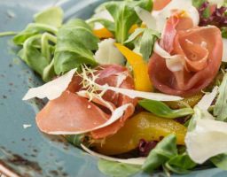 Ensalada con jamón y queso