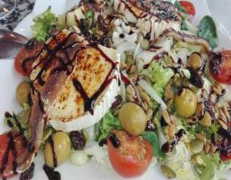 Ensalada de queso de cabra y anchoas