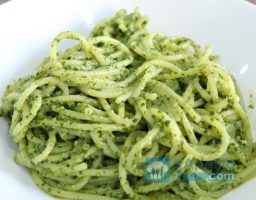 Espaguetis con salsa pesto