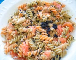 ensalada de pasta con salmón