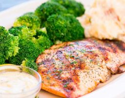 Brócoli con salmón al horno