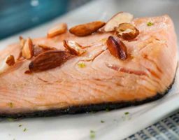 Salmón con almendras