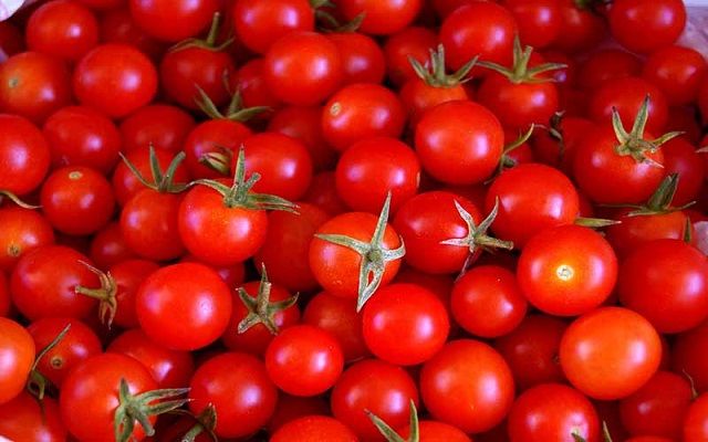 Brocheta con tomates cherry
