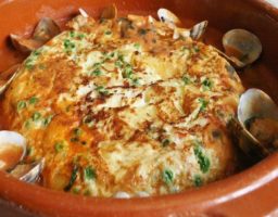 Tortilla guisada con almejas