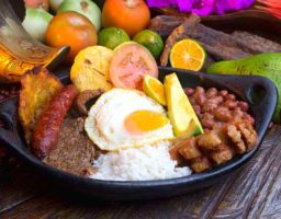 Bandeja paisa típico colombiano