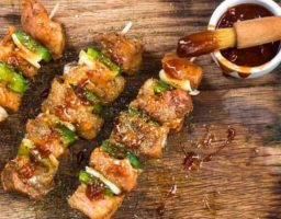 Brocheta de pollo teriyaki