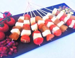 Brocheta de queso y membrillo