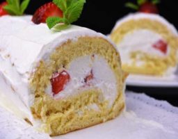 Brazo de gitano de nata y fresas