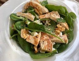 Ensalada de espinacas y pollo