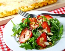 Ensalada de rúcula y fresas