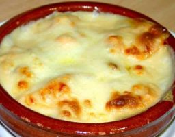 Huevos rellenos con bechamel