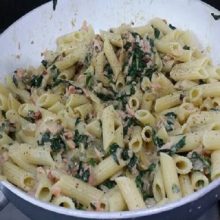 Macarrones con salmón y espinacas