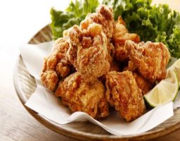 Pollo frito japonés o karaage