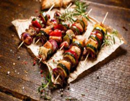 Brocheta de chorizo con champiñones