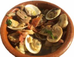 Almejas con jamón y champiñones