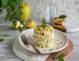 Ensalada de arroz al curry y pasas