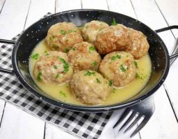 Albóndigas en salsa de cebolla