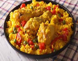 Arroz amarillo con pollo