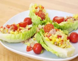 Ensalada de cogollos con atún
