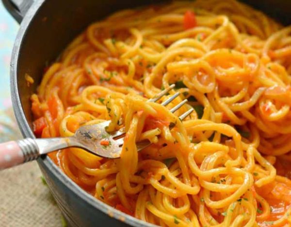 Espaguetis con salsa picante