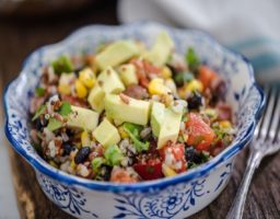 Ensalada de arroz salvaje con aguacate