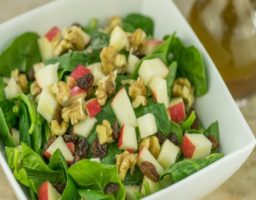 Ensalada de espinacas, manzana y queso
