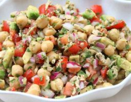Ensalada de garbanzos con atún y aguacate