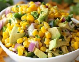 Ensalada de maíz y aguacate