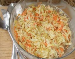 Ensalada de col con salsa mostaza