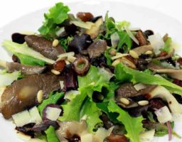 Ensalada tibia de setas y parmesano