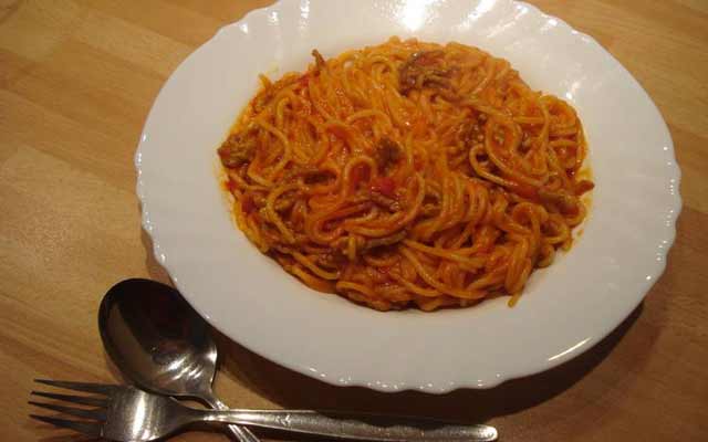 Espaguetis con salsa picante
