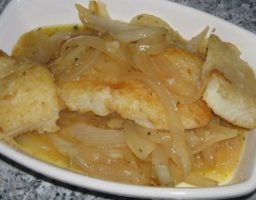 Filetes de fletán encebollados