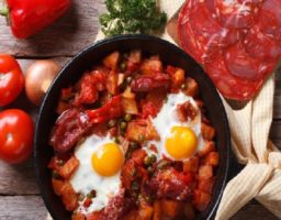 Huevos estrellados con chorizo