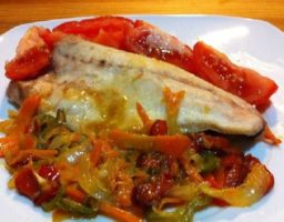Lubina a la plancha con guarnición