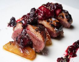 Magret de pato con salsa de arándanos