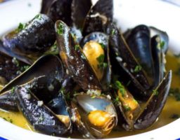 Mejillones al vino blanco