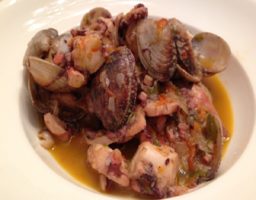 Pulpo con almejas