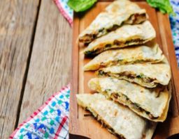 Quesadilla de tomate y espinacas