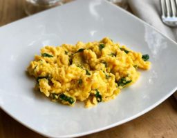 Un truco para la preparación de esta receta es cocinar siempre a fuego lento, a pesar de que, consideres que podría tardarse demasiado, es la forma en la que, conseguirás la textura adecuada en el huevo y evitarás que se queme la espinaca. Prueba sustituir el aceite por un poco de mantequilla para darle un sabor original y diferente a la receta que seguramente también tus comensales les encantará.