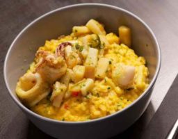 Timbal de arroz y calamares