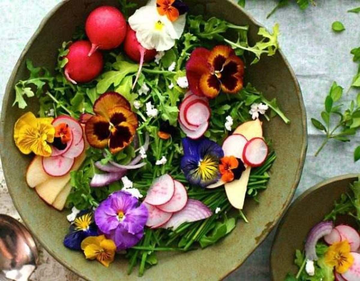 Cómo usar estas 10 flores comestibles para decorar platos