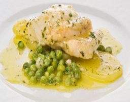 Merluza con guisantes