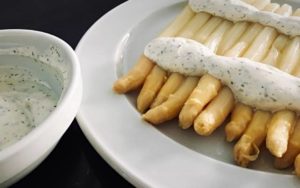 Espárragos blancos con salsa yogur