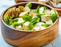 Ensalada de tofu marinado, aguacate y canónigos