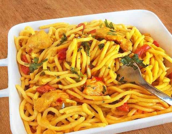 Espaguetis con pollo y curry