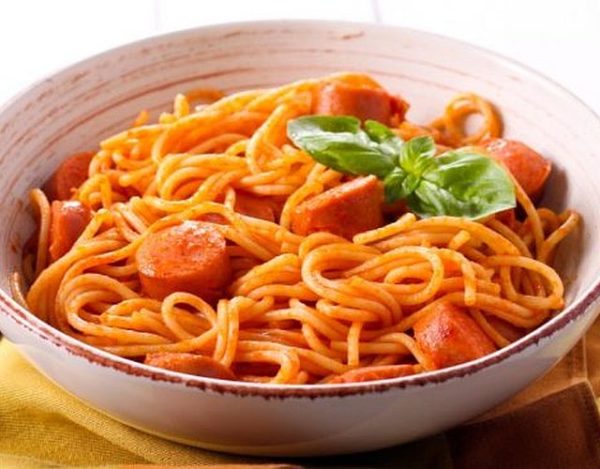 Espaguetis con salchichas y tomate