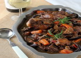 Guiso de patatas y zanahorias con rabo de toro