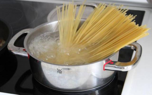 Espaguetis con gulas al ajillo