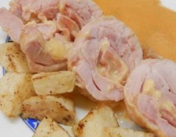 Jamoncitos de pollo rellenos en salsa