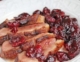 Magret de pato con salsa de cerezas